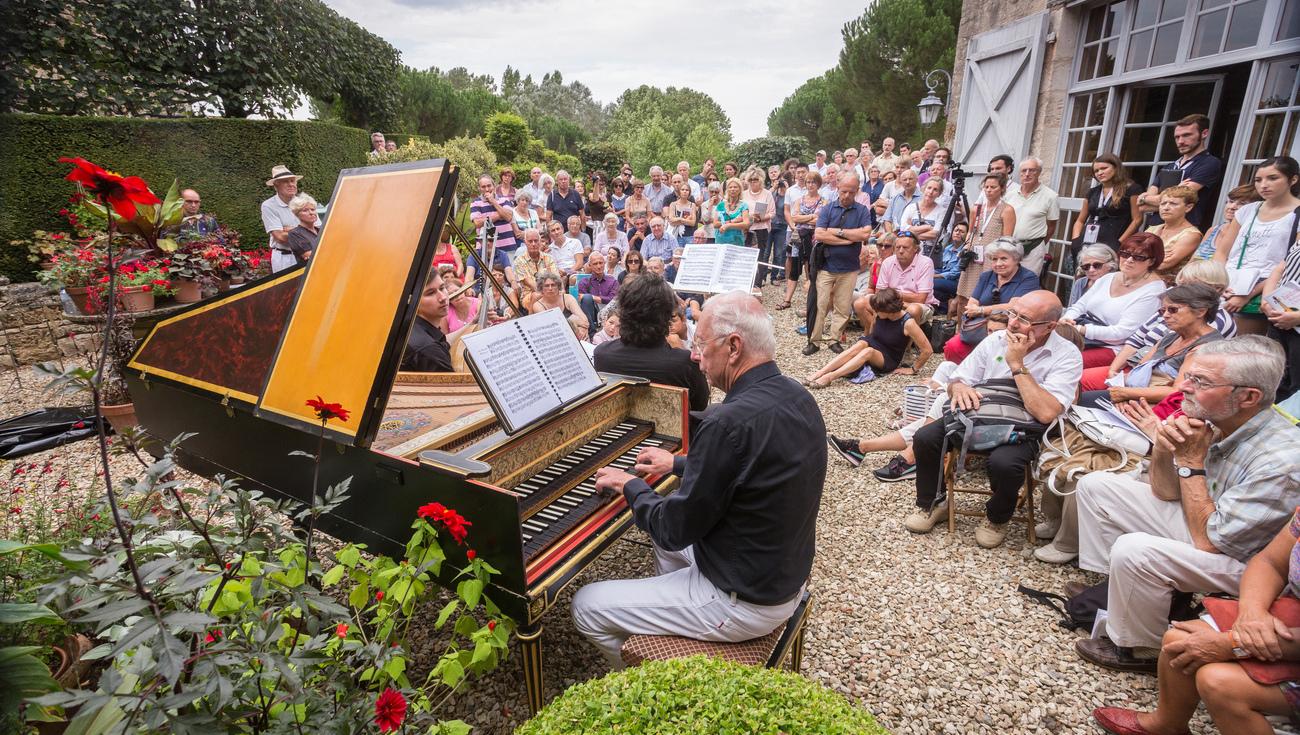 Le Jardin rouge en été lors d'une promenade musicale pendant le festival Dans les Jardins de William Christie