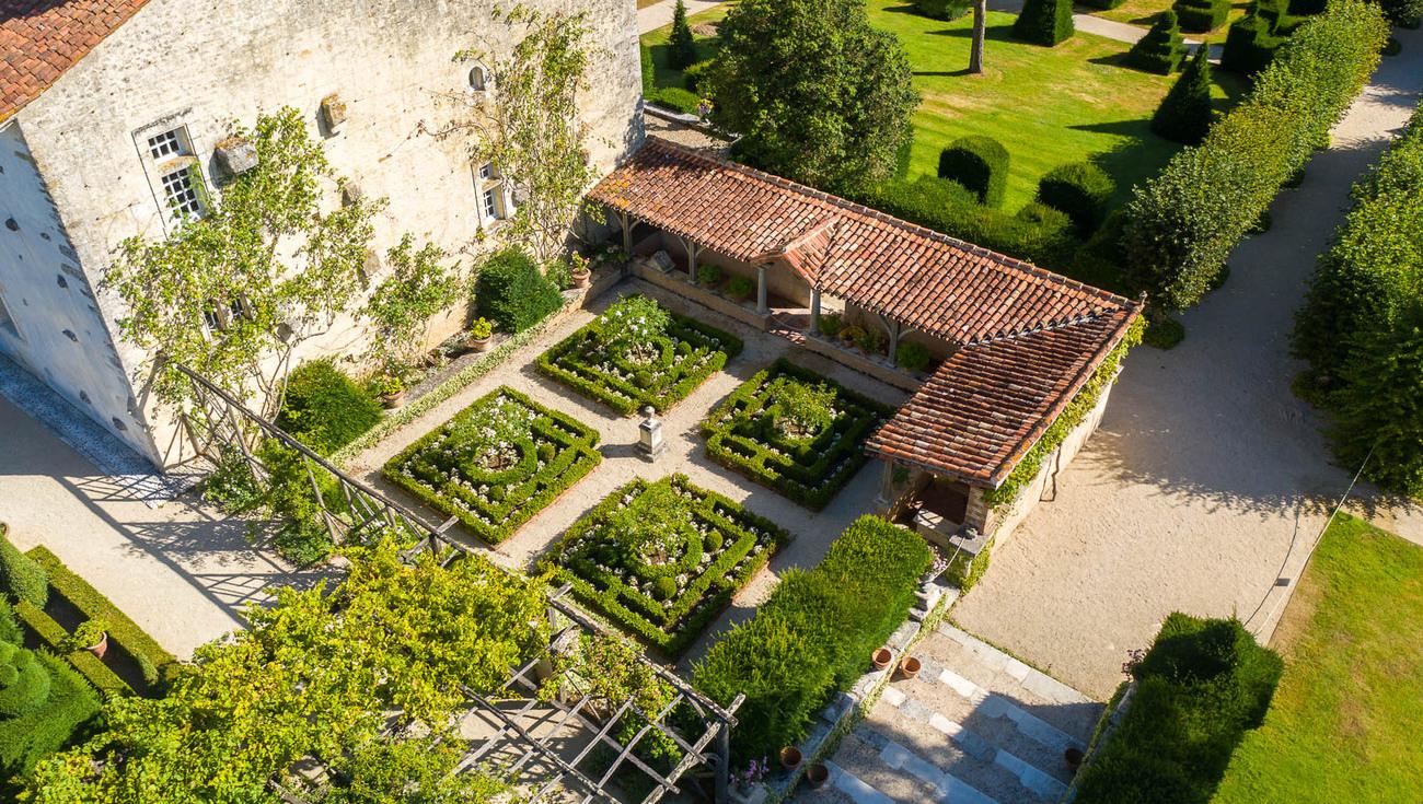 Le Cloître vu du ciel en été (© Julien Gazeau)