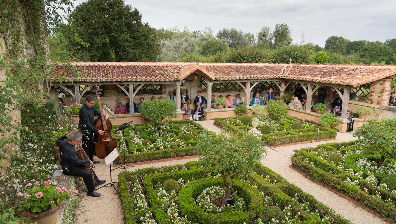 Le Cloître en été lors du festival Dans les Jardins de William Christie (© Jay Qin)