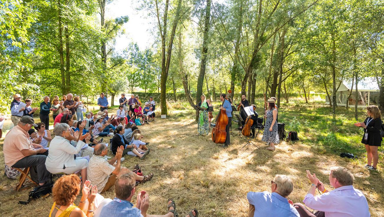 Le Mur des Cyclopes lors d'une promenade musicale pendant le festial Dans les Jardins de William Christie (© Julien Gazeau)